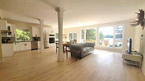 Interior - Newly designed beautiful cottage by the water on Parry Sound (Parry Sound)