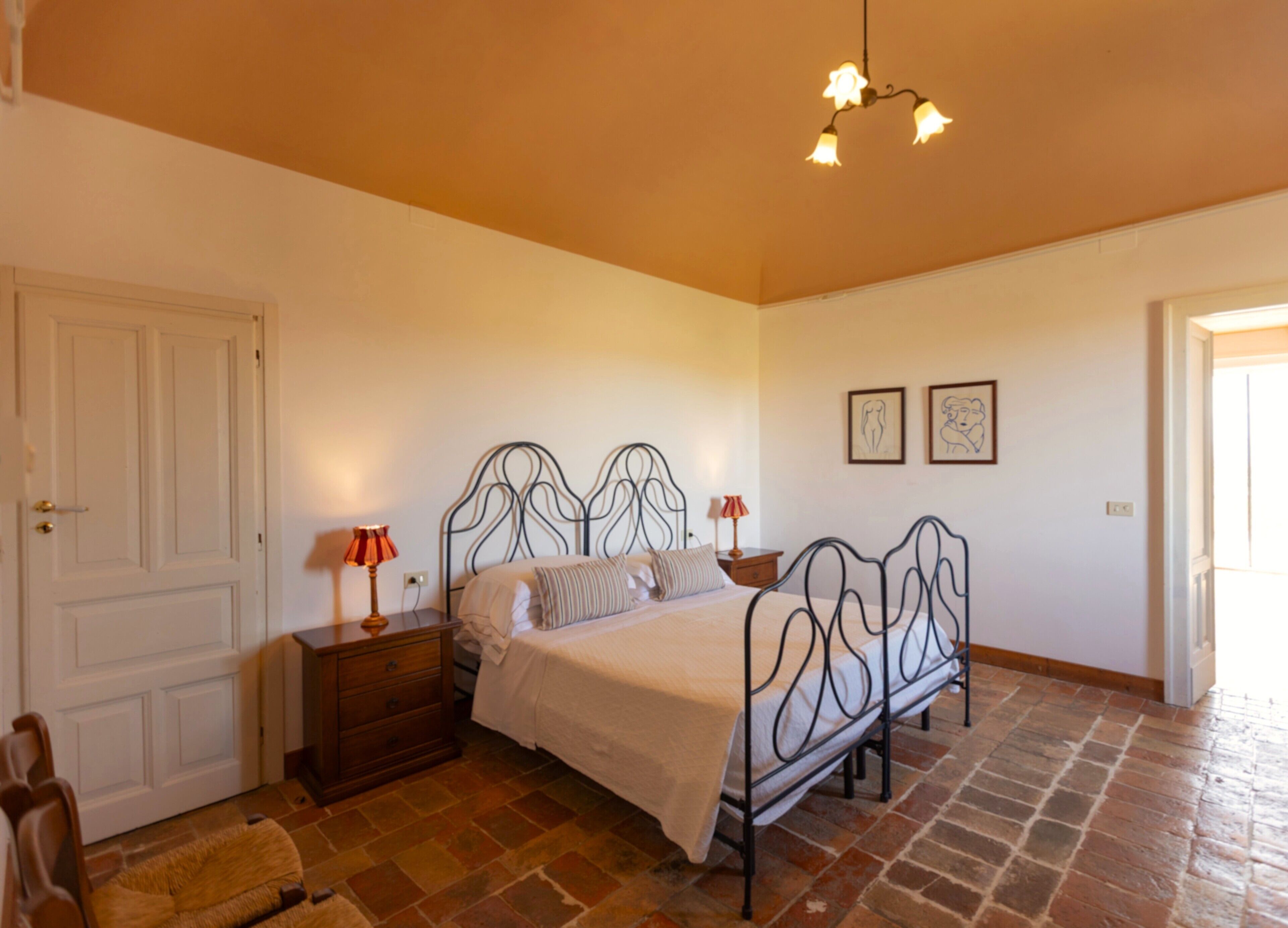 Familienapartment, Terrasse, Bergblick | Zimmersafe, individuell dekoriert, individuell eingerichtet