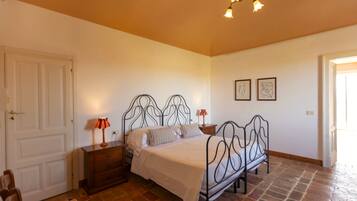 Familienapartment, Terrasse, Bergblick | Zimmersafe, individuell dekoriert, individuell eingerichtet