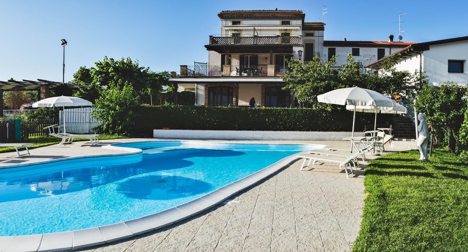 Piscina a l'aire lliure de temporada (horari: 09:00-20:00) i para-sols 