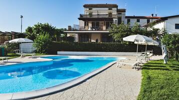 Piscina externa sazonal, funciona das 9h às 20h, guarda-sóis
