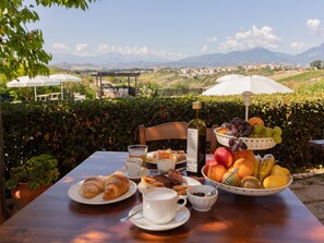 Daily buffet breakfast (EUR 10 per person) - Agriturismo Villa Fiore (Torano Nuovo)