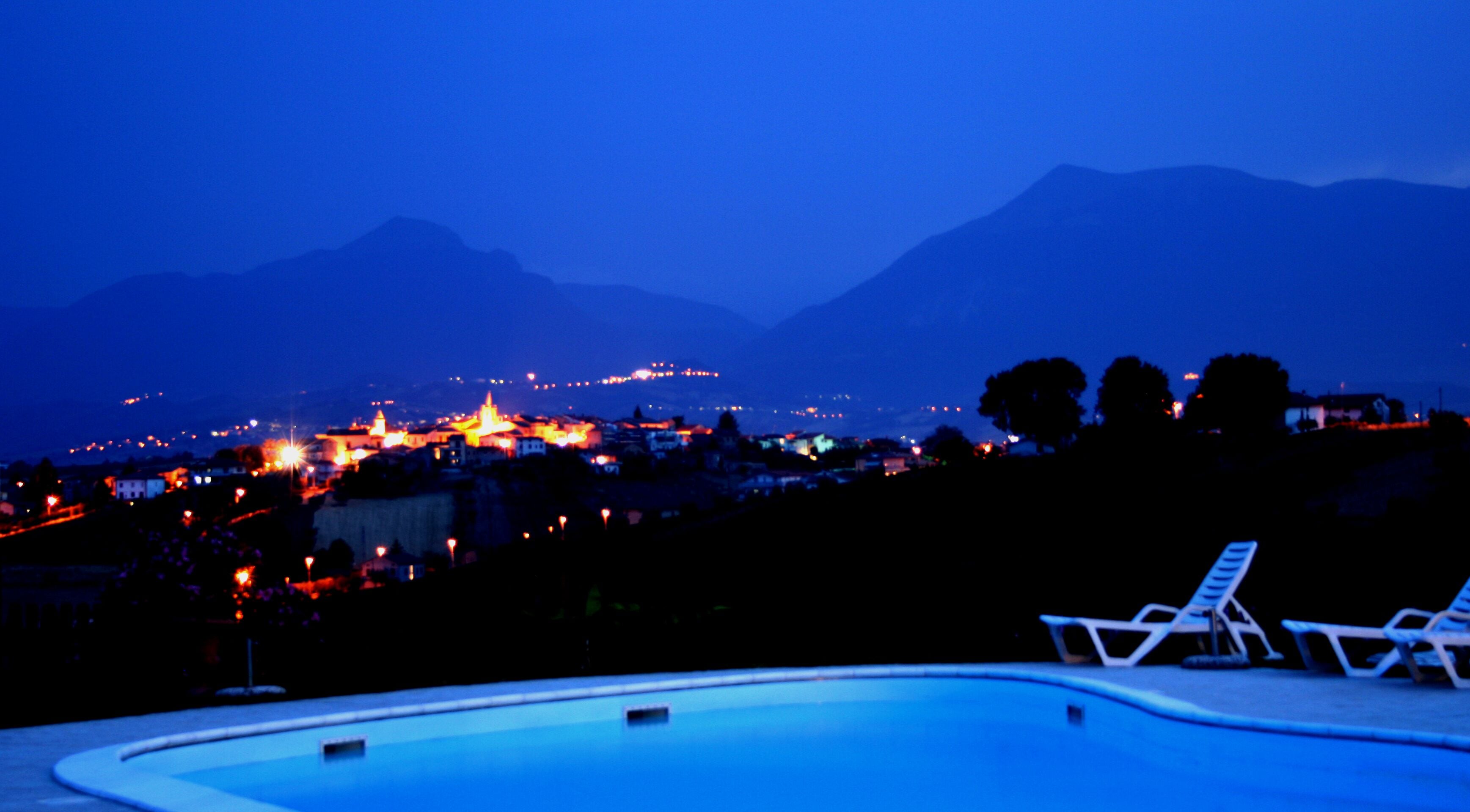Piscina stagionale all'aperto, ombrelloni da piscina, lettini