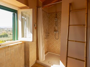 Apartamento básico, vistas a la montaña | Ducha del cuarto de baño