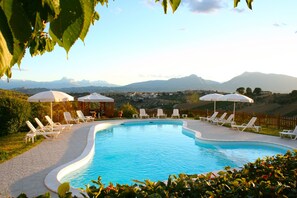 Piscina a l'aire lliure de temporada (horari: 09:00-20:00) i para-sols 