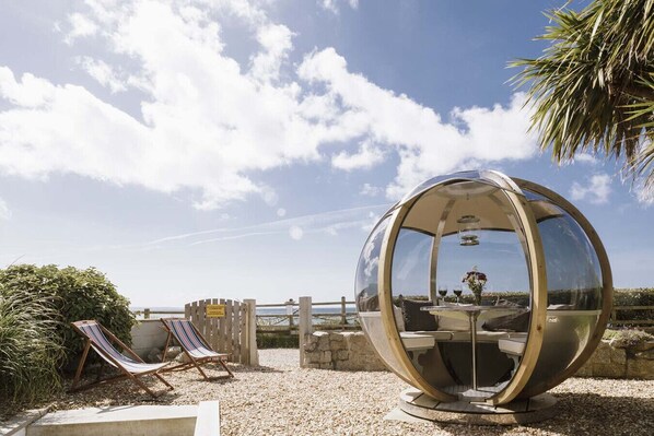 Outdoor dining - 3 Bedroom Beachside Property with Glass Pod! (Cornwall)