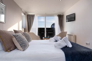 3 bedrooms, iron/ironing board, travel cot, WiFi - 3 Bedroom Beachside Property with Glass Pod! (Cornwall)