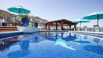 Een buitenzwembad en een zwembad op het dak