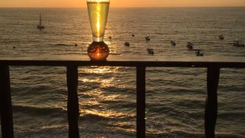 Accommodatie ligt op het strand, ligstoelen, strandlakens