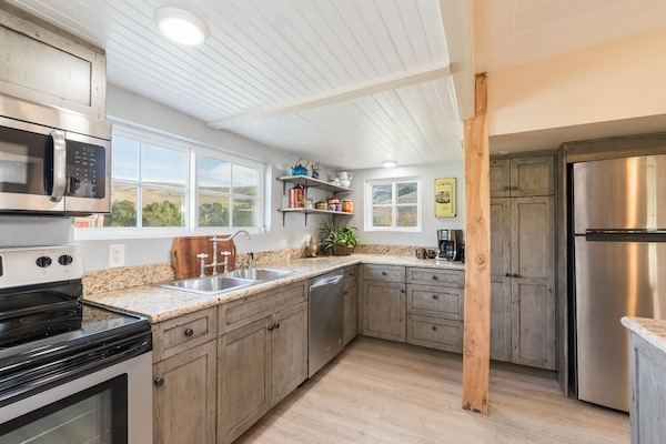 Réfrigérateur, micro-ondes, four, plaque de cuisson