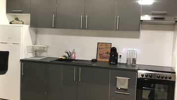 Refrigerador, cafetera/tetera, utensilios de cocina