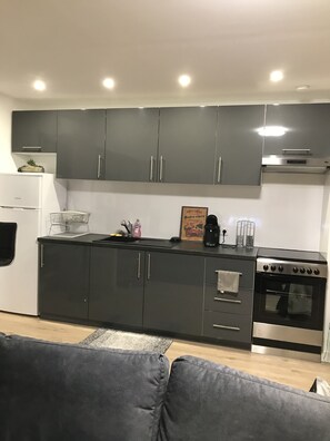 ثلاجة، ماكينة لصنع القهوة/الشاي، مستلزمات طهي/أطباق/أوعية