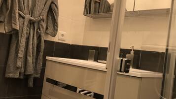 Secador de pelo, toallas, jabón, papel higiénico