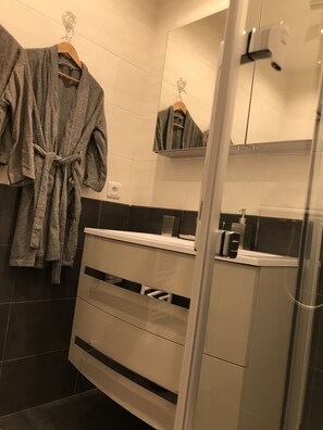 Haartrockner, Handtücher, Seife, Toilettenpapier
