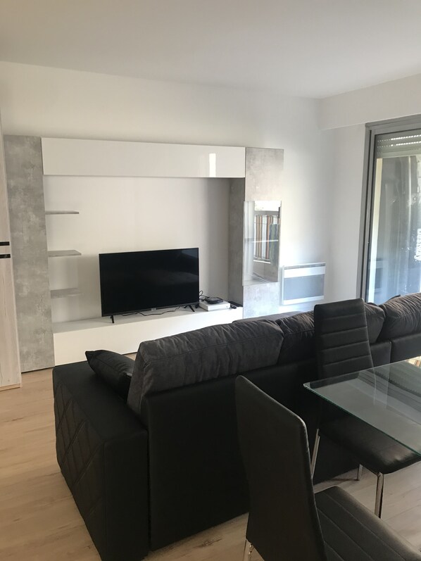 تلفزيون بشاشة مسطحة