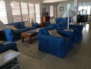 Télévision, lecteur de DVD, chaîne hi-fi