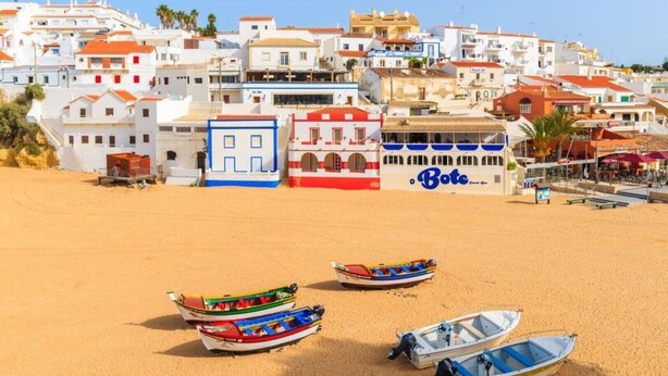 A beach with colorful boats and a building with 'Bote' signage. - Traditional Portuguese house with lot of privacy and space. (Carvoeiro lagoa)