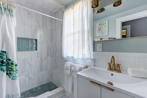 Shower, hair dryer, towels - Adorable Cottage 2 Blocks From Forsyth Park - A (Savannah)