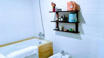 Combined shower/tub, bidet