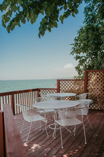 3Cottages on Strip, Lakefront, AC, WiFi, Fire pit, Deck over Lake, Pet Friendly