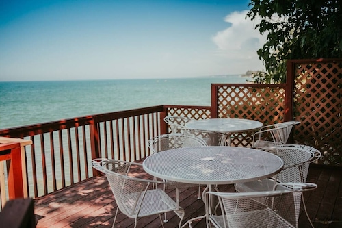 3Cottages on Strip, Lakefront, AC, WiFi, Fire pit, Deck over Lake, Pet Friendly