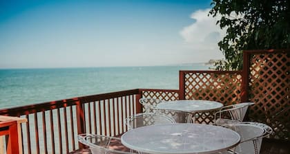 3Cottages on Strip, Lakefront, AC, WiFi, Fire pit, Deck over Lake, Pet Friendly