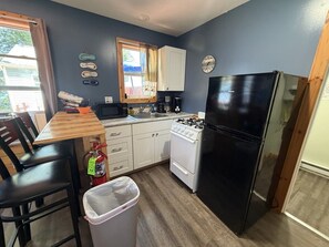 Coffee/tea maker, microwave, oven, stovetop - 3 Cottages on Strip, Lakefront, AC, Fire pit, (Geneva)