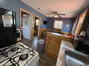 Coffee/tea maker, microwave, oven, stovetop - 3 Cottages on Strip, Lakefront, AC, Fire pit, (Geneva)