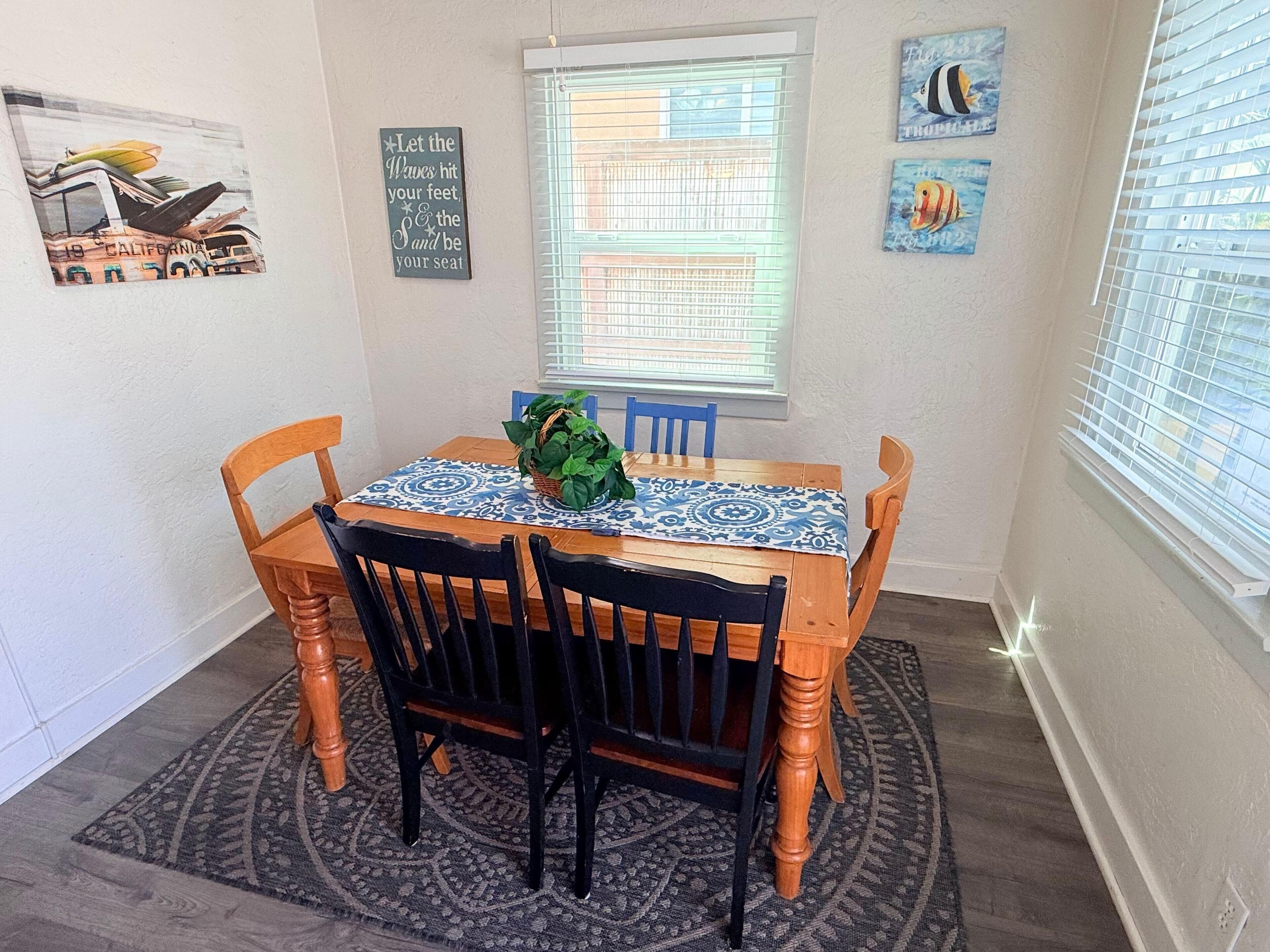 DINING AREA WITH SEATING FOR (6)