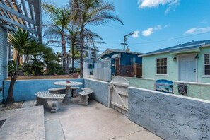 Outdoor dining - Toulon Palapa - Cozy Beach Cottage, Steps to Beach/Bay, Parking! (San Diego)