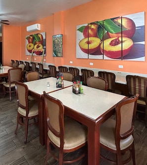 Café da manhã com buffet grátis todos os dias