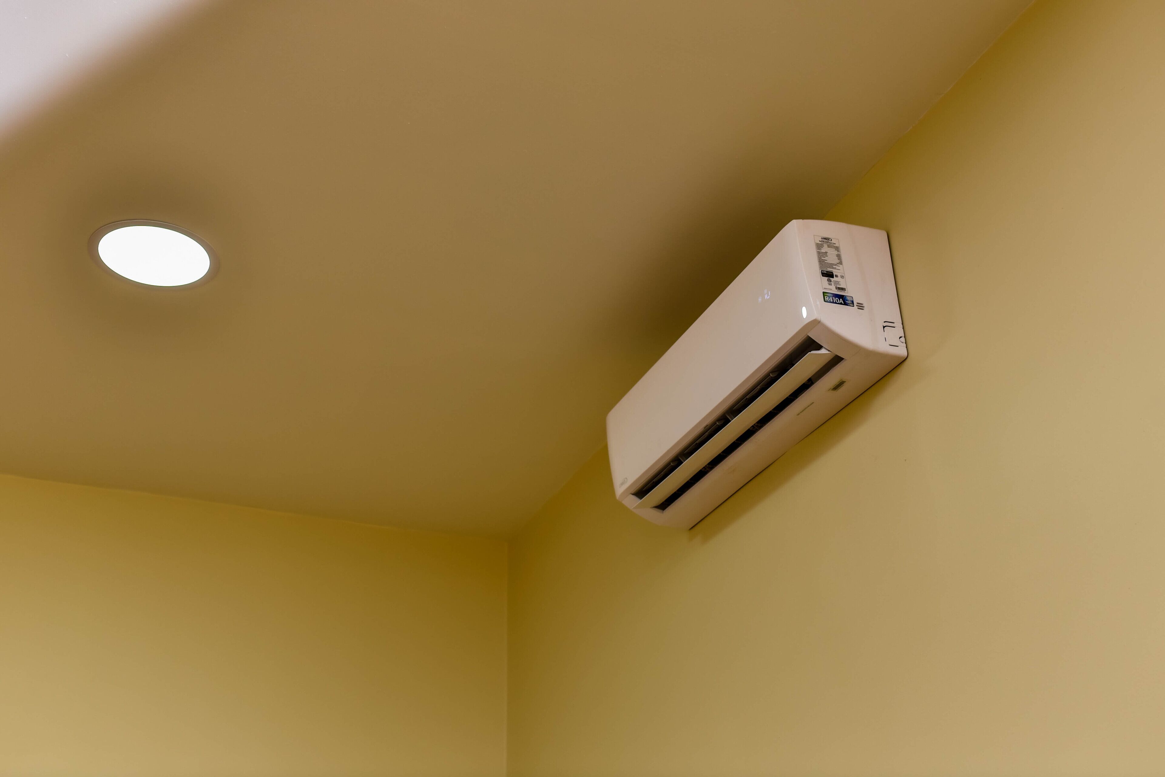 1 bedroom, desk, blackout curtains, soundproofing