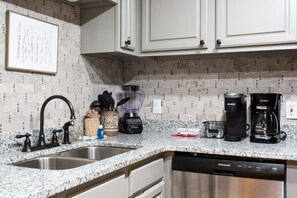 Microondas, lavavajillas, cafetera y tetera y utensilios de cocina 