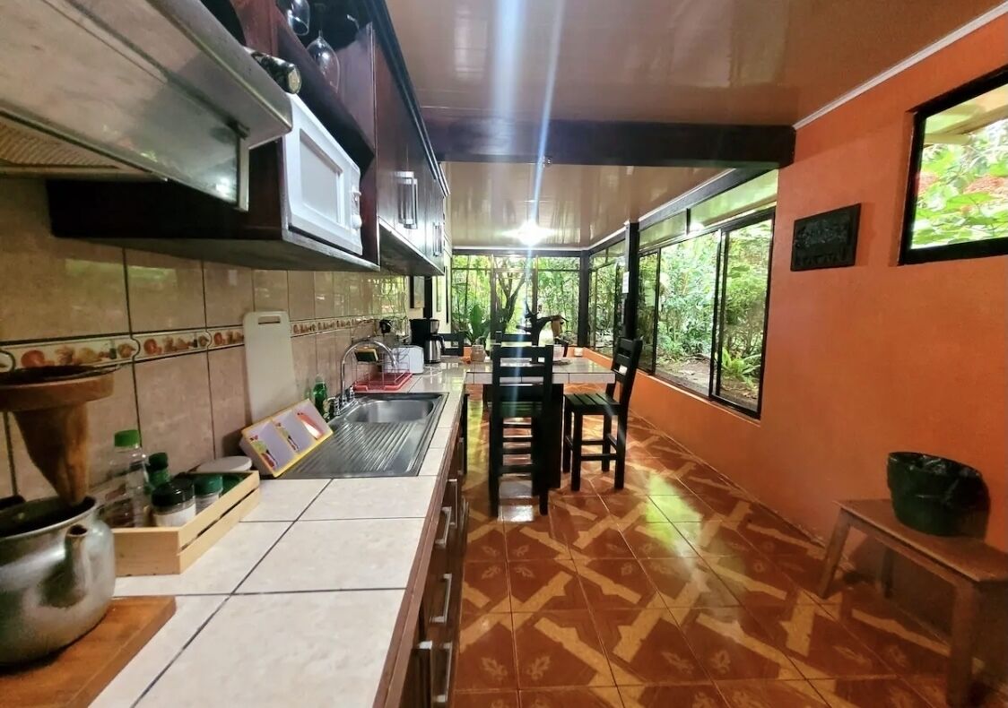 Een koelkast, een magnetron, een oven, een koffiezetapparaat/waterkoker