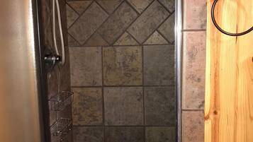 Séchoir à cheveux, serviettes fournies, savon, shampooing