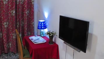 32-tums platt-tv med kabelkanaler och tv