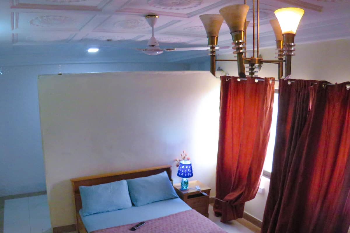 Quarto luxo | Escrivaninha, ferros/tábuas de passar roupa, Wi-Fi de cortesia