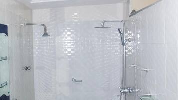 Khăn tắm, xà phòng, giấy vệ sinh