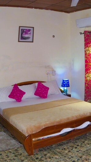 Desk, iron/ironing board, free WiFi, bed sheets - St Mary's at hills guest house (Janman)
