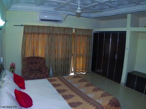 エグゼクティブ ダブルルーム | デスク、アイロン / アイロン台、WiFi (無料)、ベッドシーツ