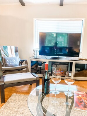 Interior - Tacoma Hidden Gem 1Bed/1bath w/ Kitchen and Laundry (Tacoma)