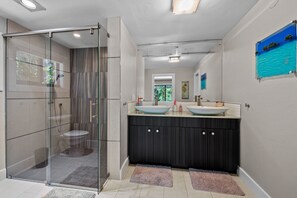 Ensemble douche/baignoire, sèche-cheveux, serviettes fournies, savon