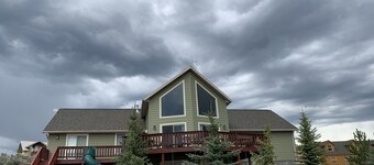 Lazy Bear Getaway - 6 soverom, 3 bad, soveplass til 30, inkluderer ideell tilgang til stranden