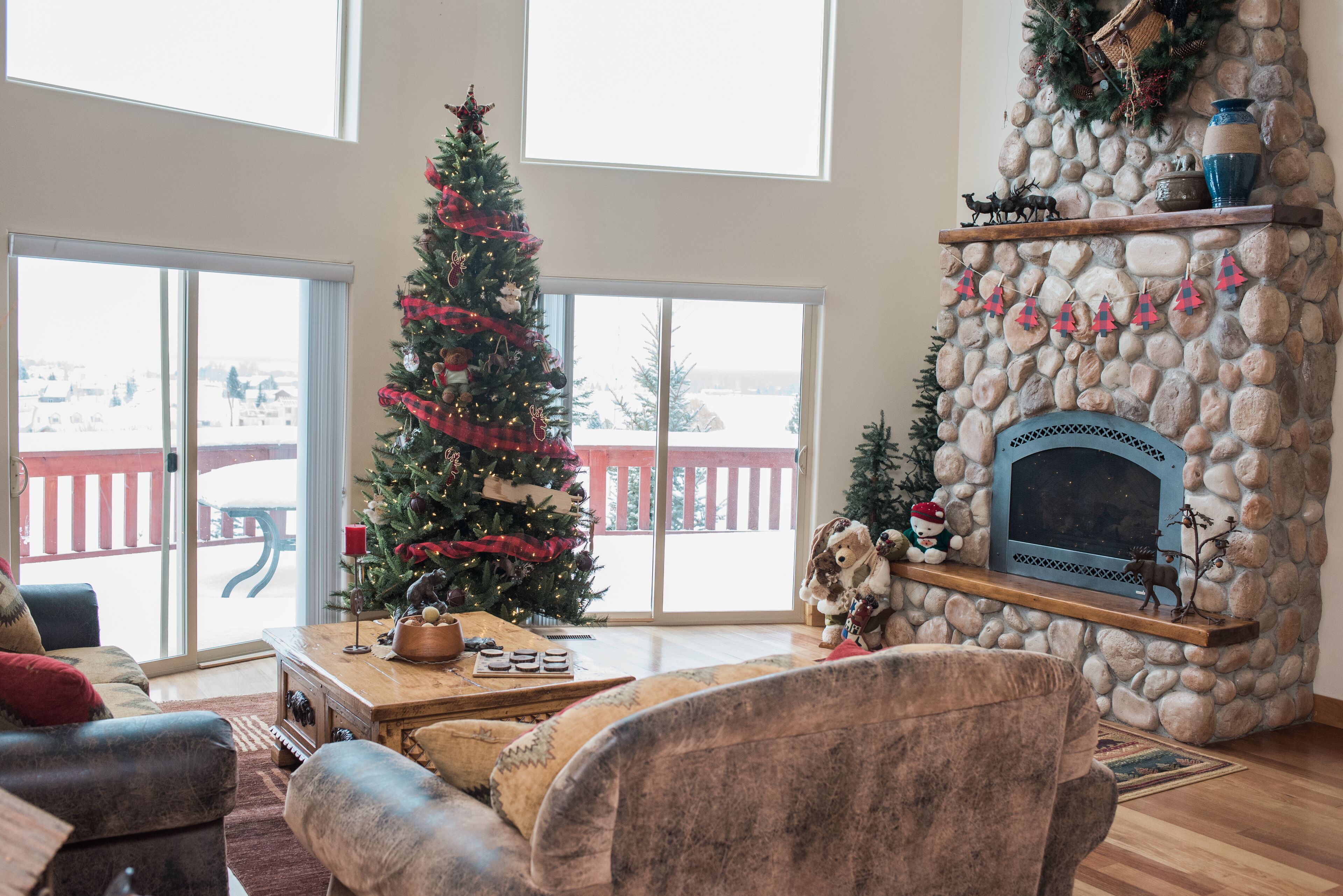 Télévision, cheminée, lecteur de DVD, baby-foot