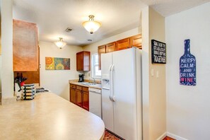 Casa (318_Maplewood) | Cozinha privada | Geladeira, micro-ondas, cooktop, lava-louças