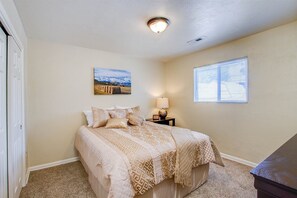 House (318_Maplewood) | 5 bedrooms, desk, cots/infant beds, travel cot