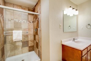 House (318_Maplewood) | Bathroom | Shampoo
