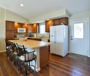 House (1208_Westmoreland) | Private kitchen | Fridge, microwave, stovetop, dishwasher - 1208_westmoreland (Colorado Springs)