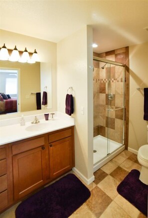 House (1208_Westmoreland) | Bathroom | Towels, shampoo - 1208_westmoreland (Colorado Springs)
