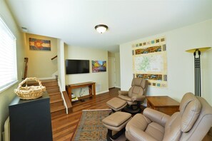House (1208_Westmoreland) | Living room | 55-inch TV with satellite channels